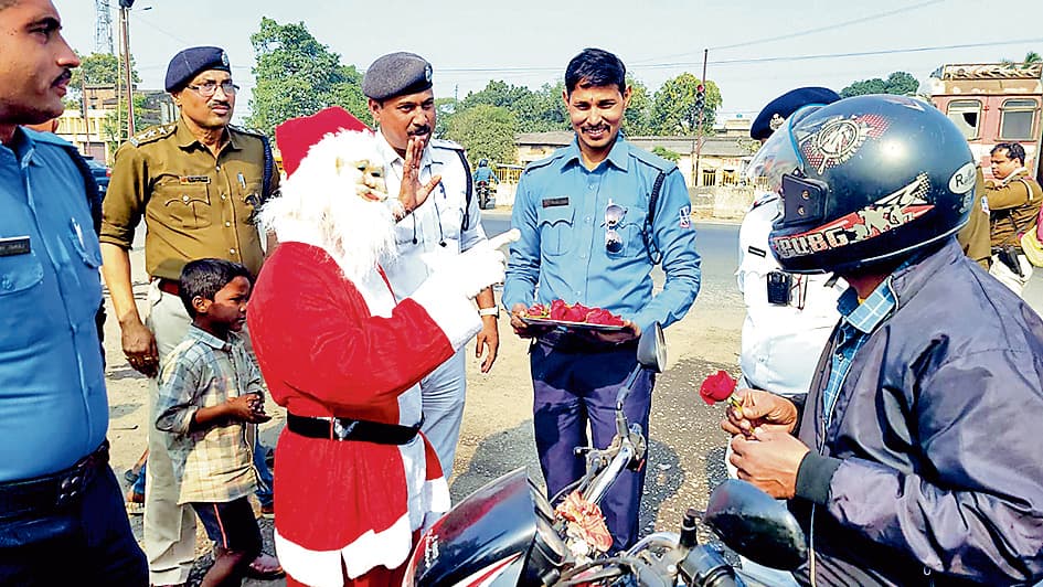 सैंटा क्लॉज ने गाड़ीवालों को समझाये ट्रैफिक नियम, भेंट किया गुलाब का फूल