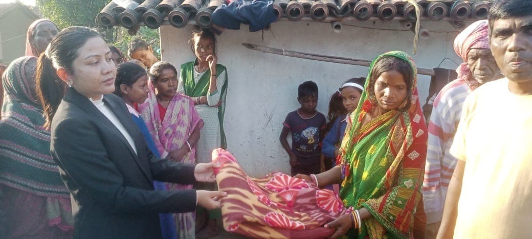 बीडीओ ने शोकाकुल परिवार को दिया आर्थिक सहयोग