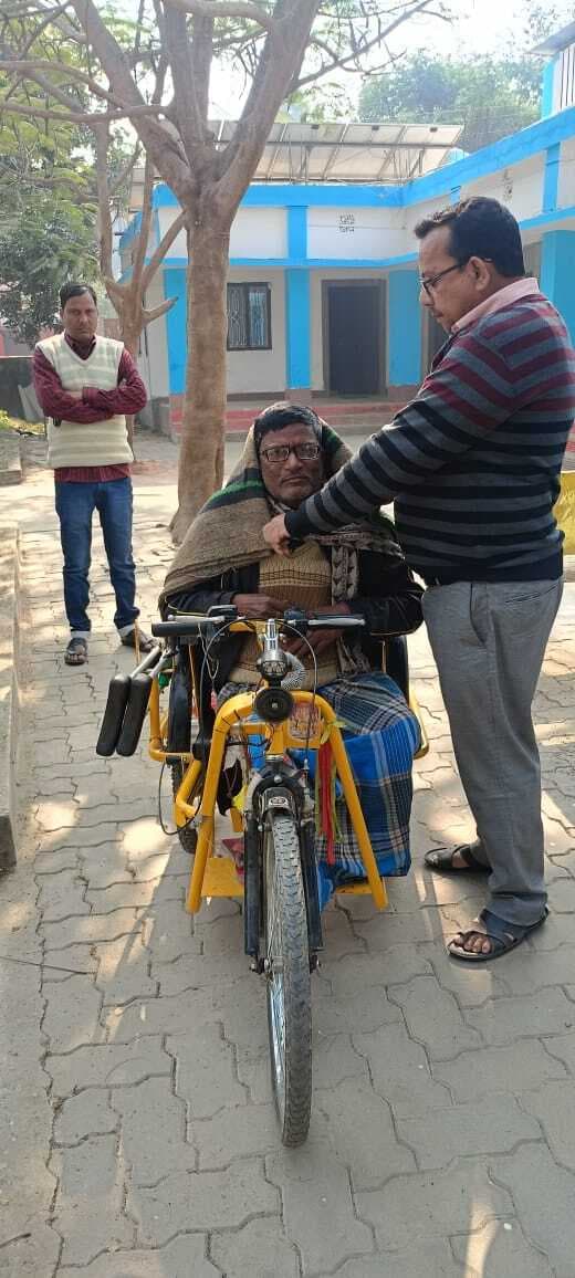 बीडीओ ने जरूरतमंदों के बीच किया कंबल वितरित