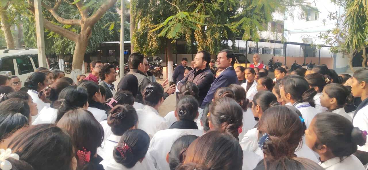 मेस में मनमानी की शिकायत करने समाहरणालय पहुंची जीएनएम स्कूल की छात्राएं