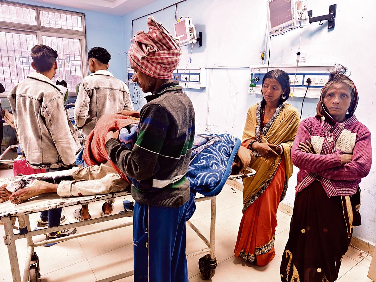 सवारी और धान से भरा ऑटो पलटा, गंभीर रूप से एक जख्मी