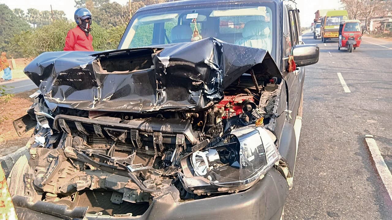 hajipur news. पिकअप वैन व दो स्कॉर्पियो की टक्कर में दो घायल