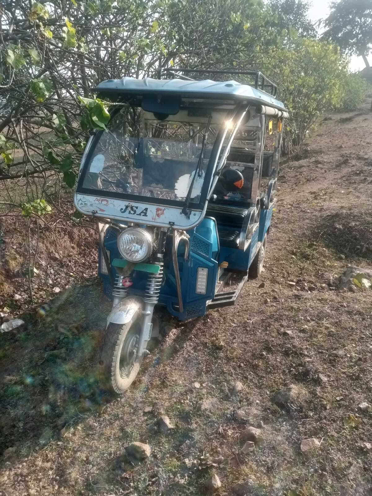 deoghar news : पत्थर से कूच हत्या कर शव को बालू के नीचे गाड़ा, तीन दिनों से लापता था टोटो चालक