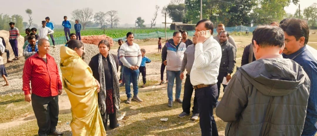 Katihar news : हथवाड़ा पंचायत में चल रही विभिन्न योजनाओं का प्रभारी डीएम ने लिया जायजा