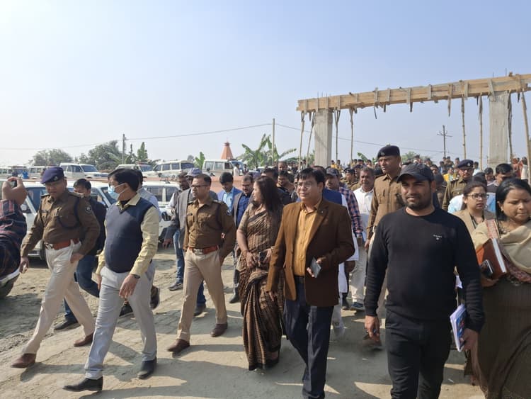 Motihari News : सीएम के संभावित कार्यक्रम के लिए जिला प्रशासन ने की समीक्षा बैठक