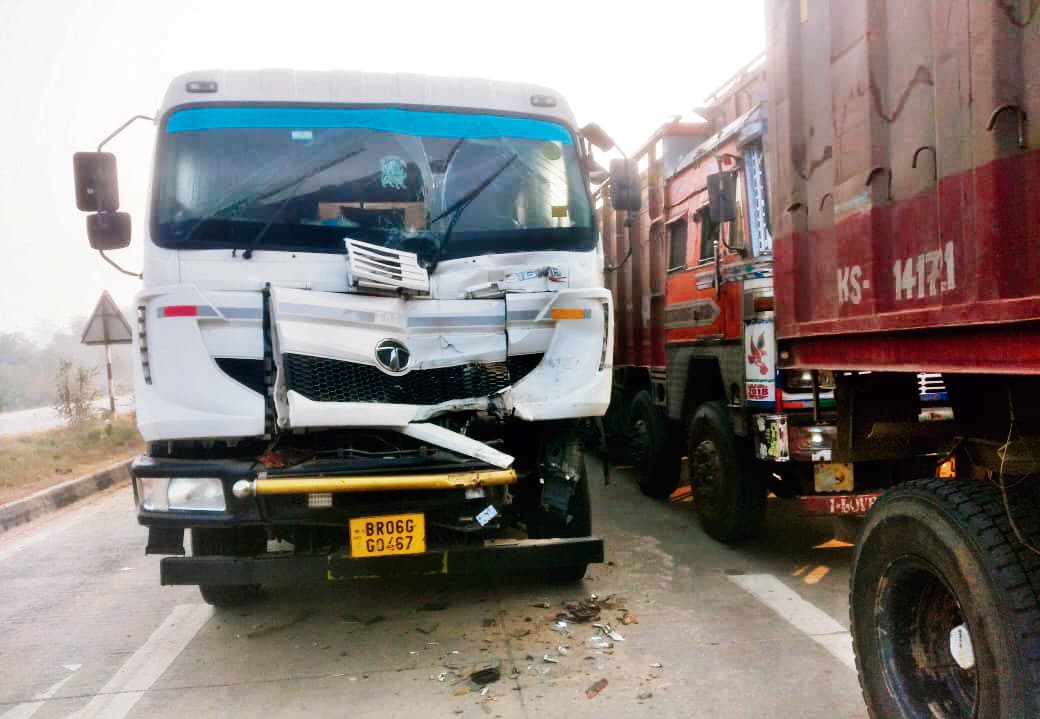 Buxar News : दो ट्रकों की टक्कर में बाल- बाल बचे ड्राइवर और सह चालक