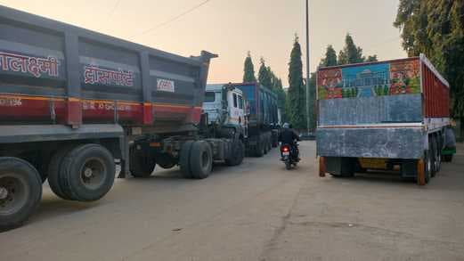 जिला टास्क फोर्स के निर्देश पर सीओ ने 10 हाइवा को किया जब्त