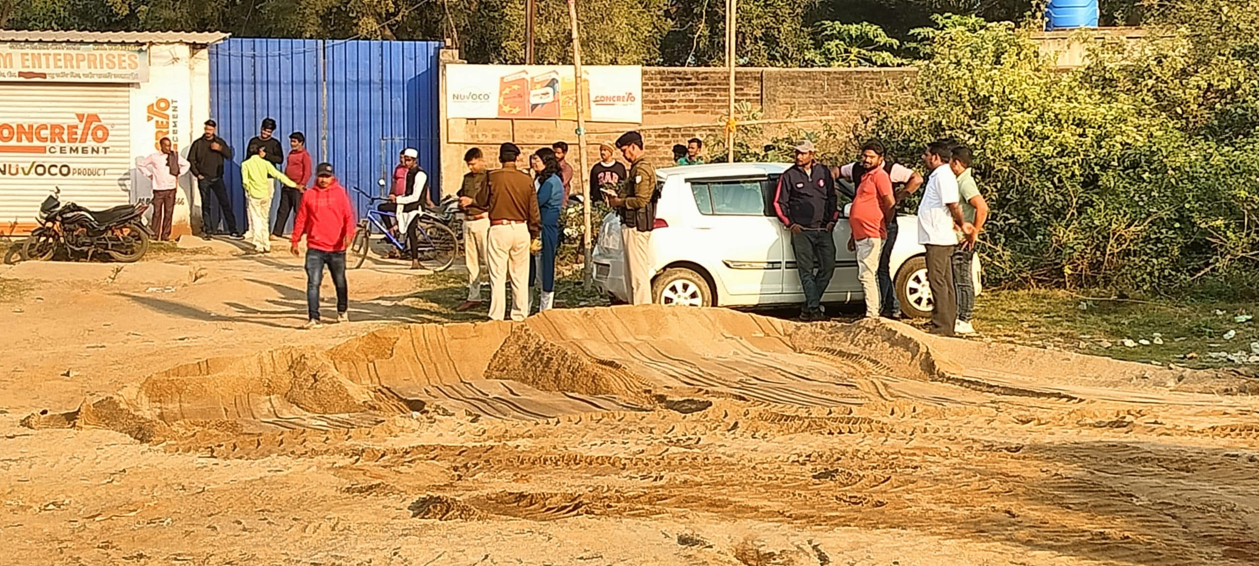 Chaibasa News : एसडीओ ने दो स्थानों पर मारा छापा, 1200 सीएफटी बालू जब्त