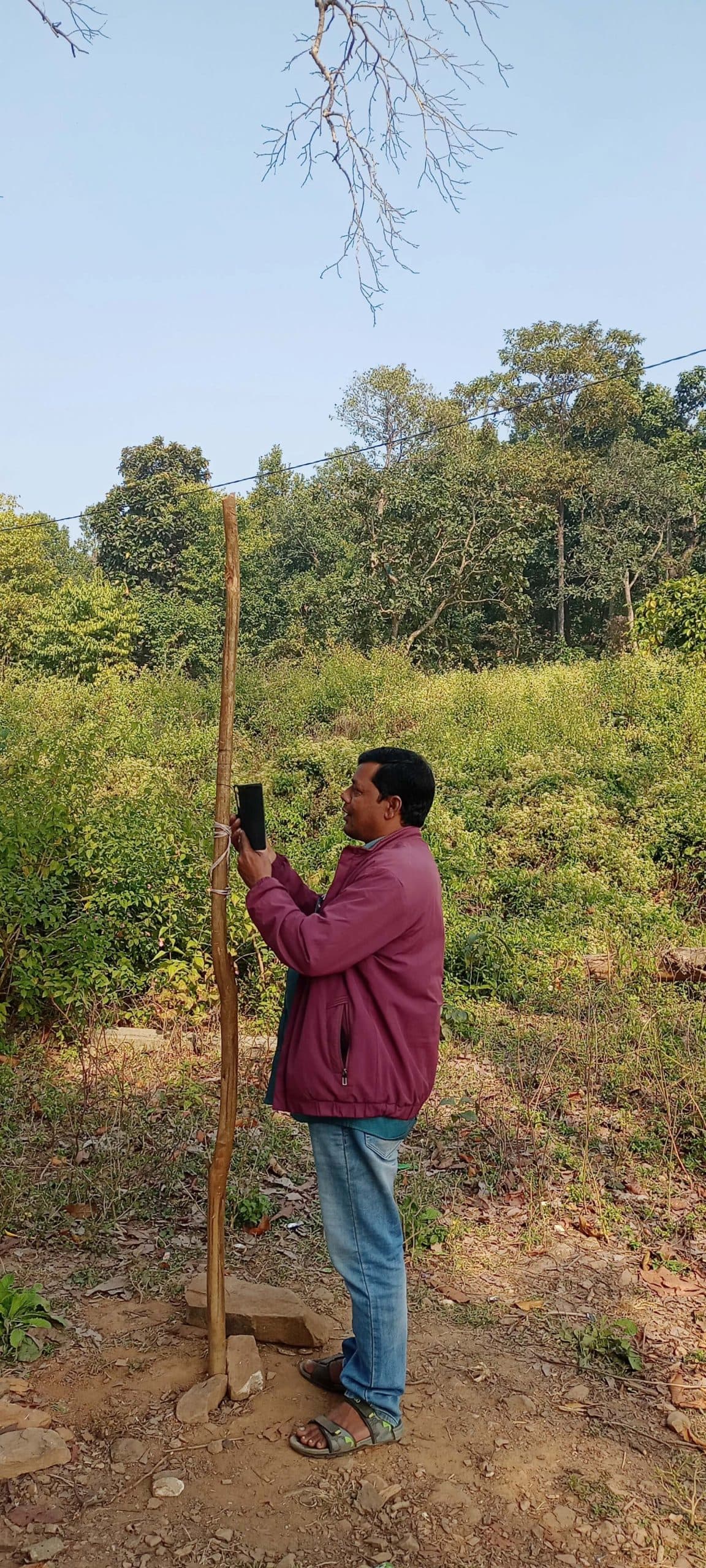 East Singhbhum : मिर्गीटांड़ गांव में नेटवर्क नहीं, स्कूल के पास खंभा गाड़कर मोबाइल टांगते हैं ग्रामीण