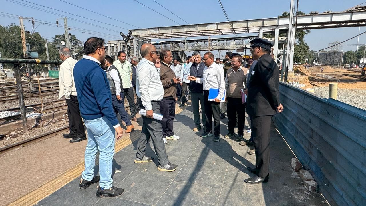 Chaibasa News : झारसुगुड़ा से टाटानगर तक स्पीड ट्रायल, रिमॉडलिंग कार्यों की समीक्षा