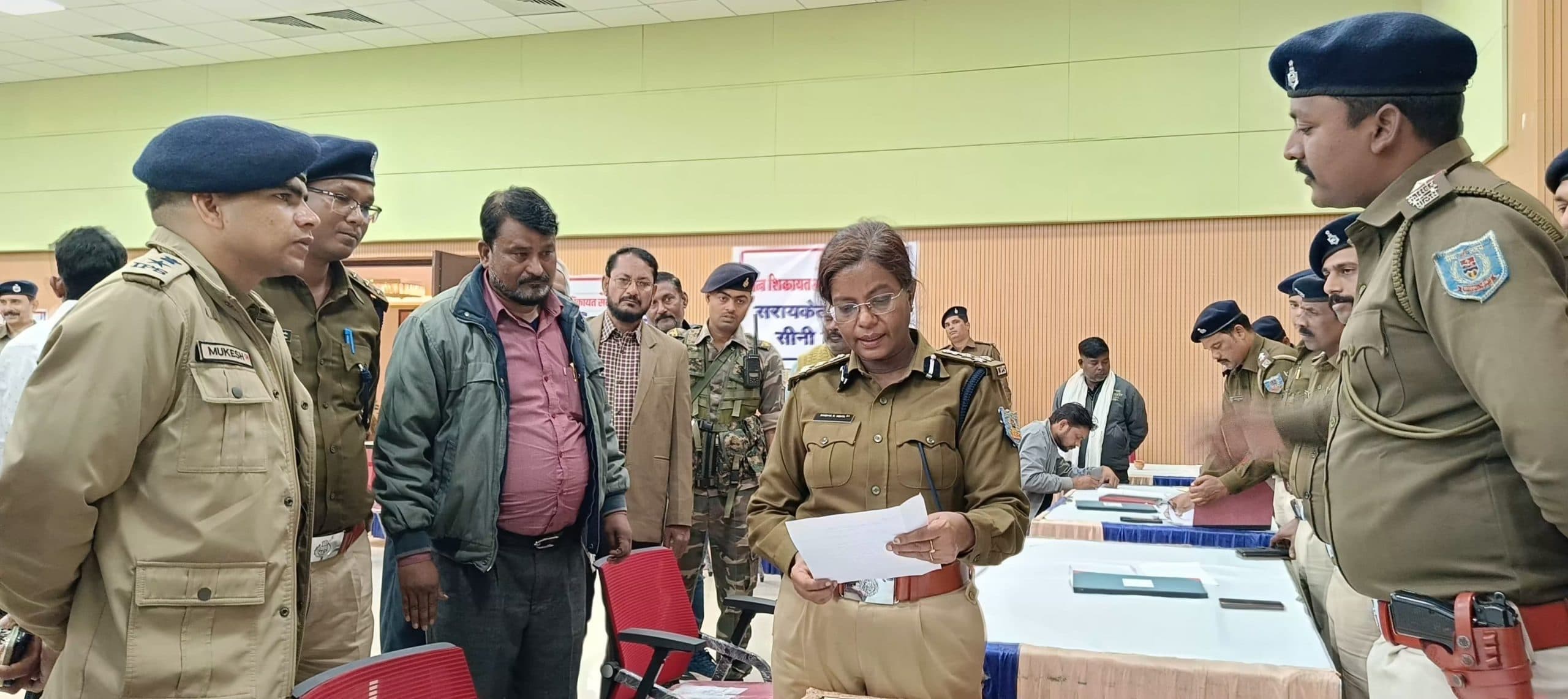 Seraikela News : पुलिस व जनता के बीच संवाद बढ़ाने पर बल