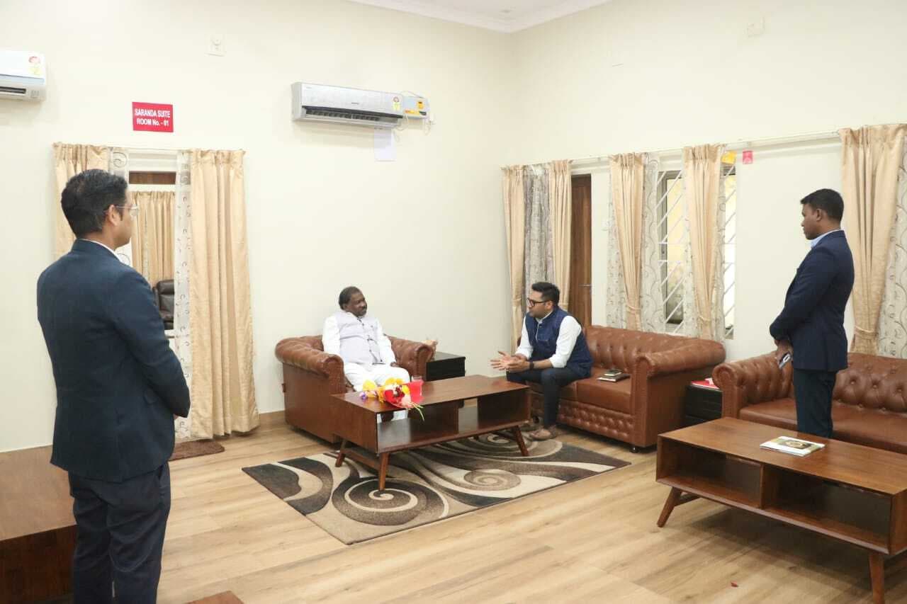 chaibasa News : चाईबासा जिले के सरकारी स्कूली में बच्चों को जल्द पोशाक, स्वेटर, जूता-मोजा उपलब्ध करायें : रामदास सोरेन