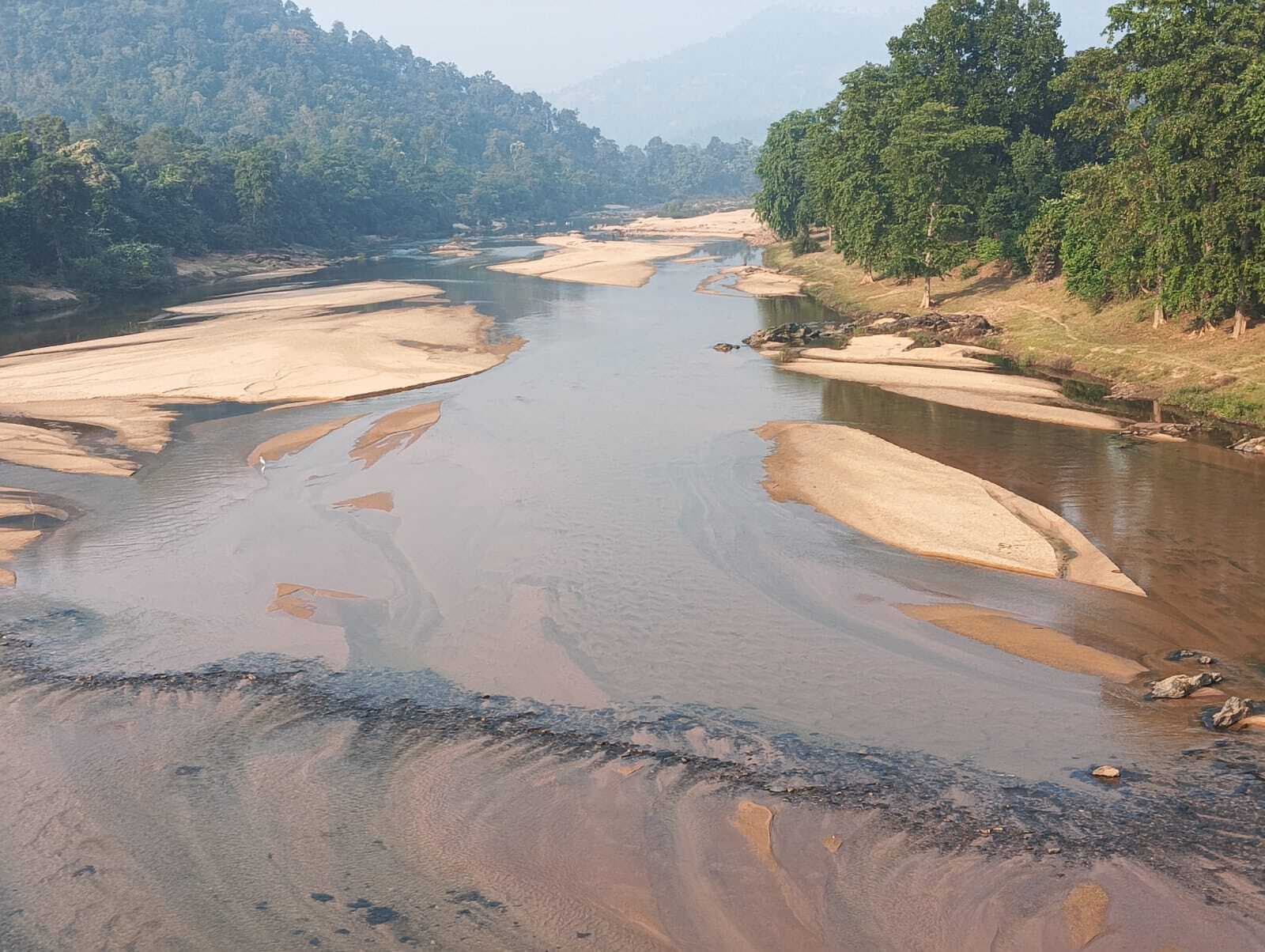 chaibasa News : पश्चिमी सिंहभूम के बालू घाटों पर माफियाओं का कब्जा, मनमानी दर पर बेचकर हो रहे मालामाल