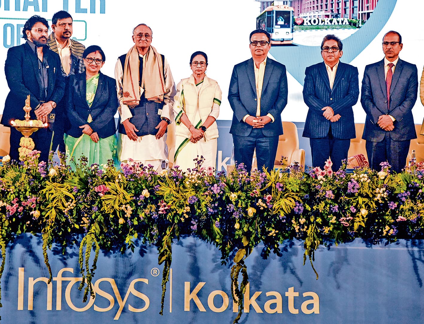 सिलिकन वैली में स्थापित होंगे 11 डेटा सेंटर : सीएम