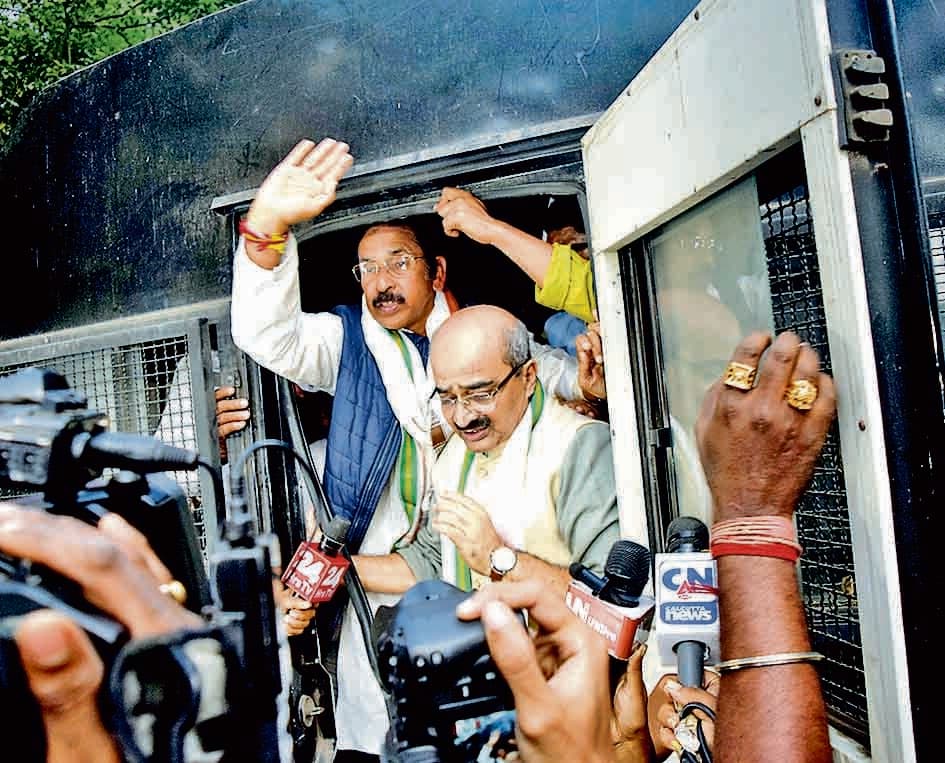 कांग्रेस के राजभवन अभियान में पुलिस से धक्का-मुक्की