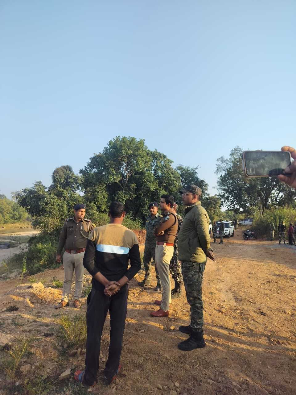 Giridih News: एसपी और एसपी अभियान ने निर्माणाधीन पुल का लिया जायजा