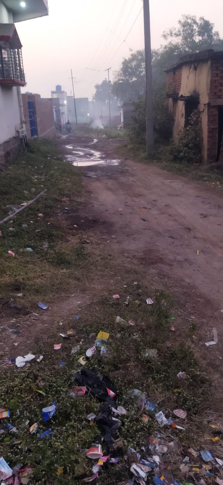 Giridih News: शिलान्यास के चार माह बाद भी शुरू नहीं हुआ पीसीसी सड़क का निर्माण