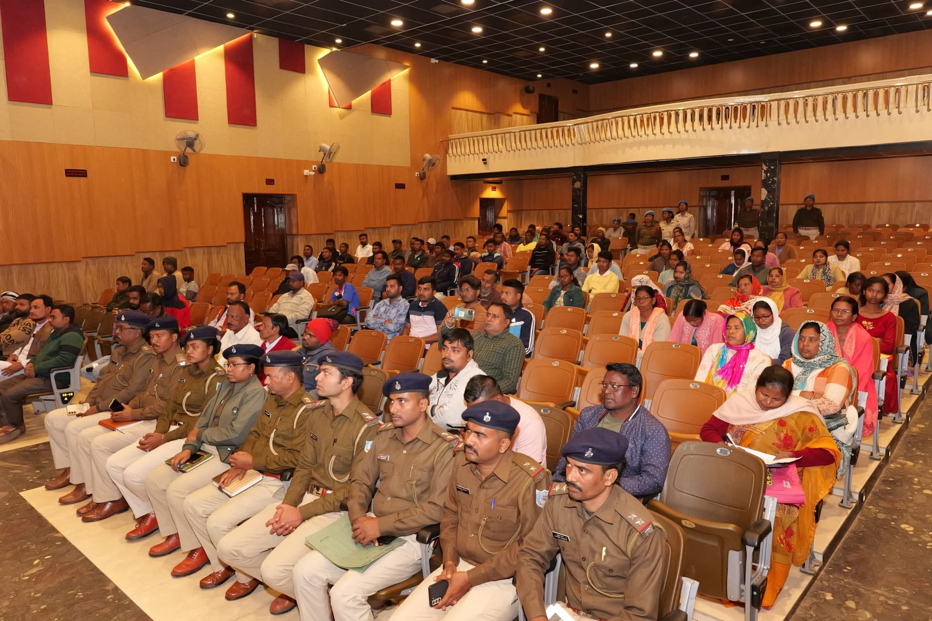 chaibasa News : चाईबासा के पिल्लई हॉल में जन शिकायत समाधान कार्यक्रम, 31 लोगों ने शिकायत दर्ज करायी, अधिकतर मामले जमीन व बिजली-पानी की