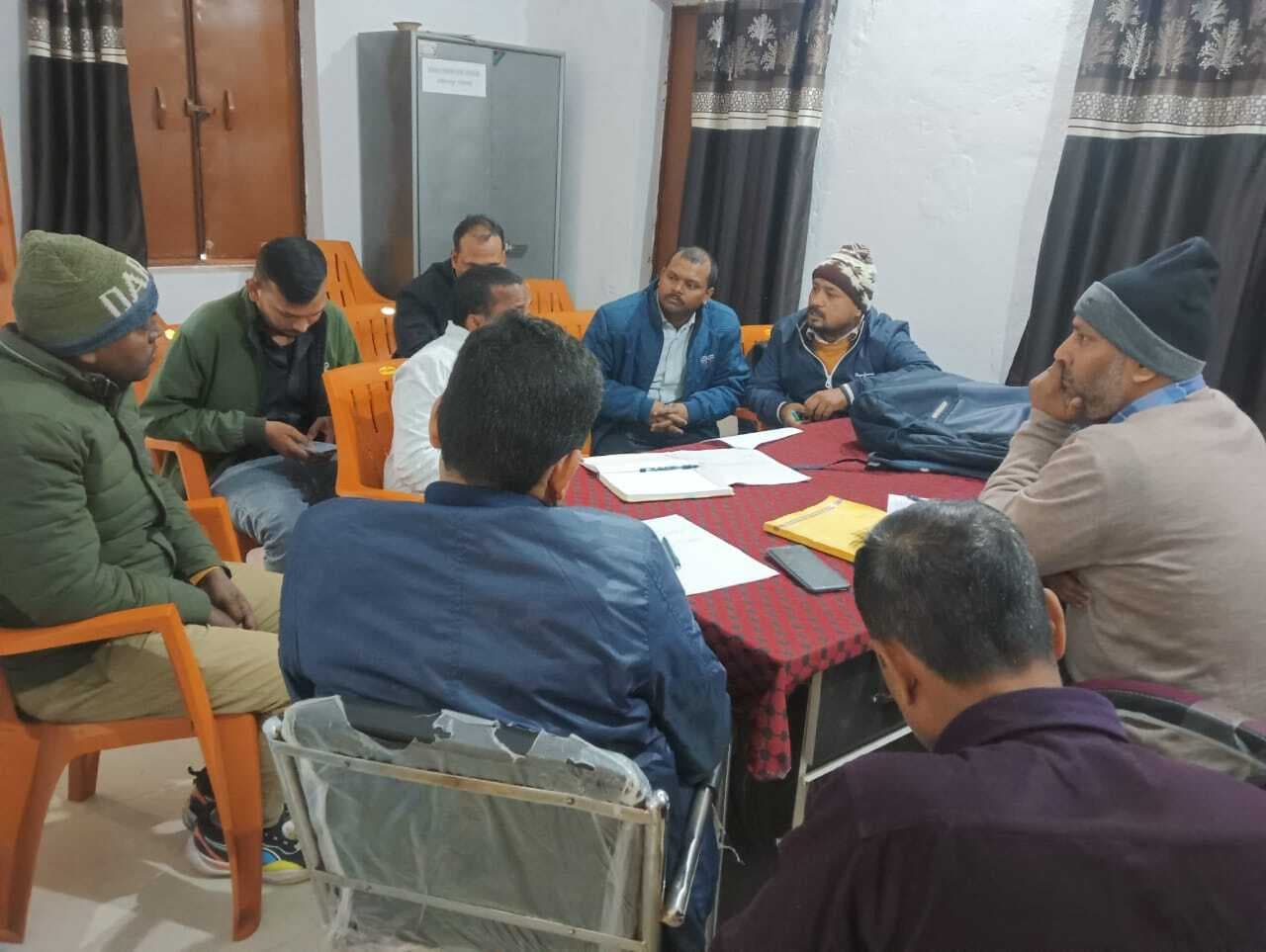 पंचायत सरकार भवन निर्माण की धीमी गति पर बीडीओ ने लगायी फटकार