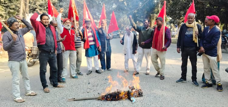 बाबा साहेब पर टिप्पणी को लेकर माले ने केंद्रीय गृह मंत्री का फूंका पुतला