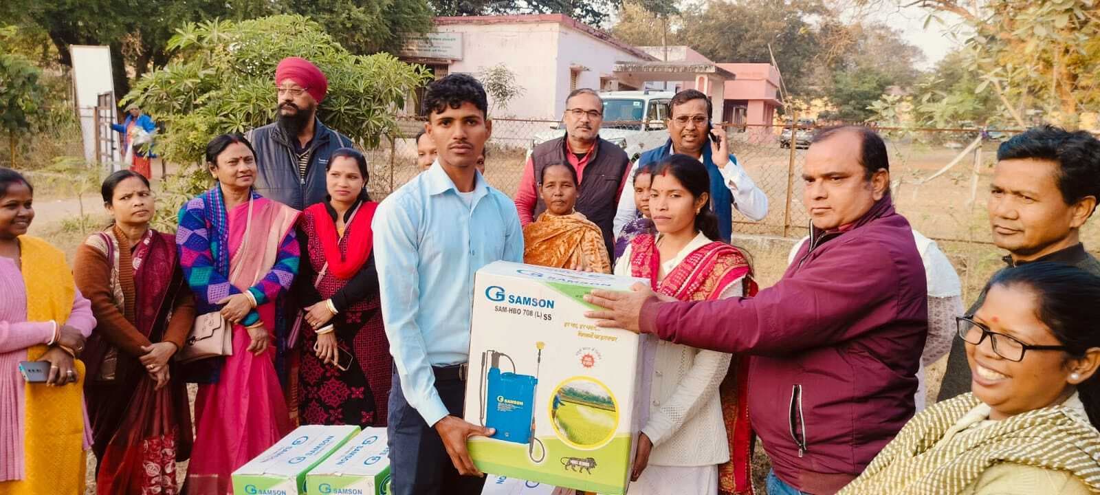 Jamshedpur News : हितकू गांव के 5 किसानों को दिया गया स्प्रे मशीन