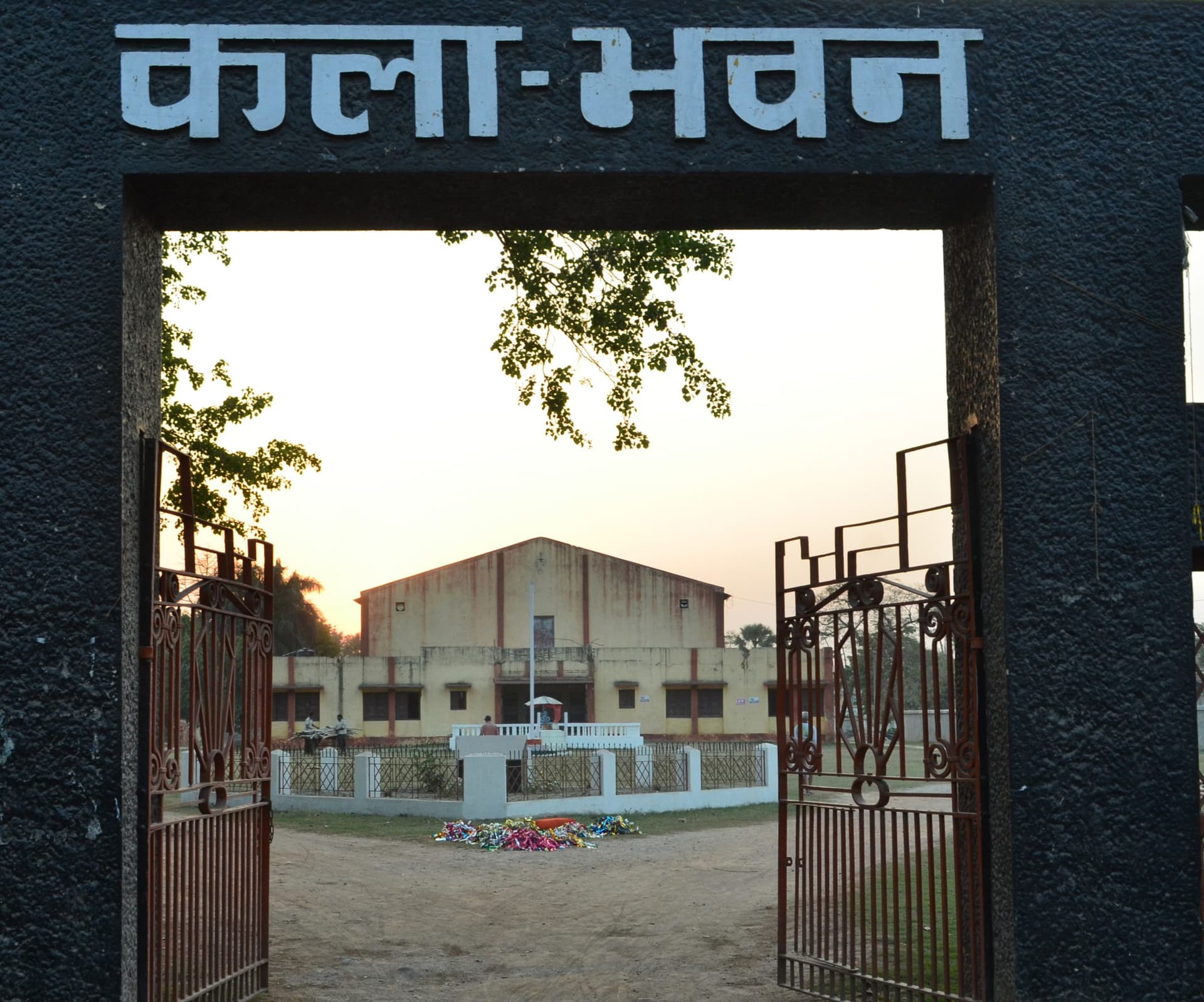 विलुप्त होती लोक व जनजातीय कला महोत्सव की तैयारी में जुटे कलाकार
