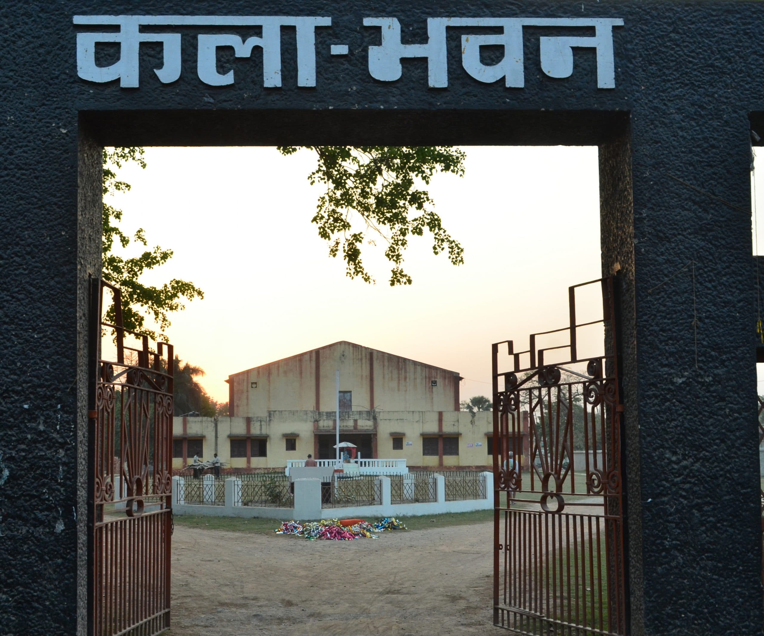 विलुप्त होती लोक व जनजातीय कला महोत्सव की तैयारी में जुटे कलाकार