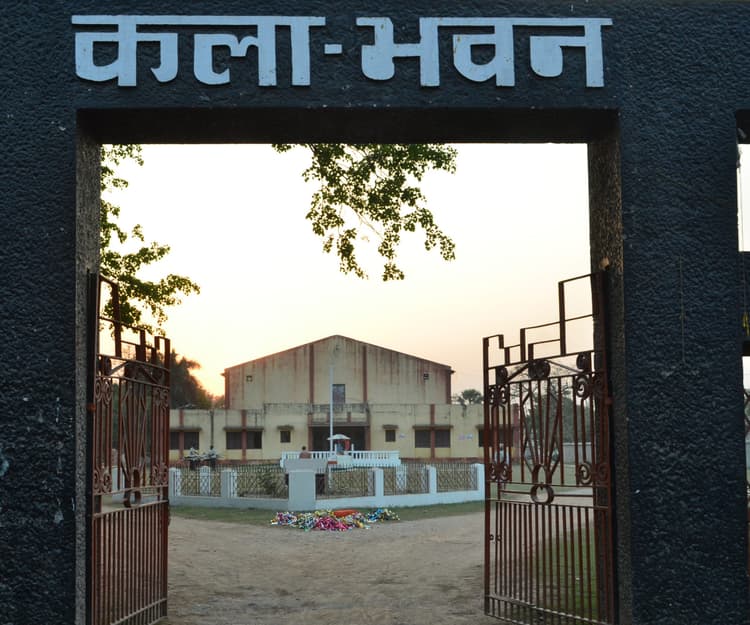 विलुप्त होती लोक व जनजातीय कला महोत्सव की तैयारी में जुटे कलाकार