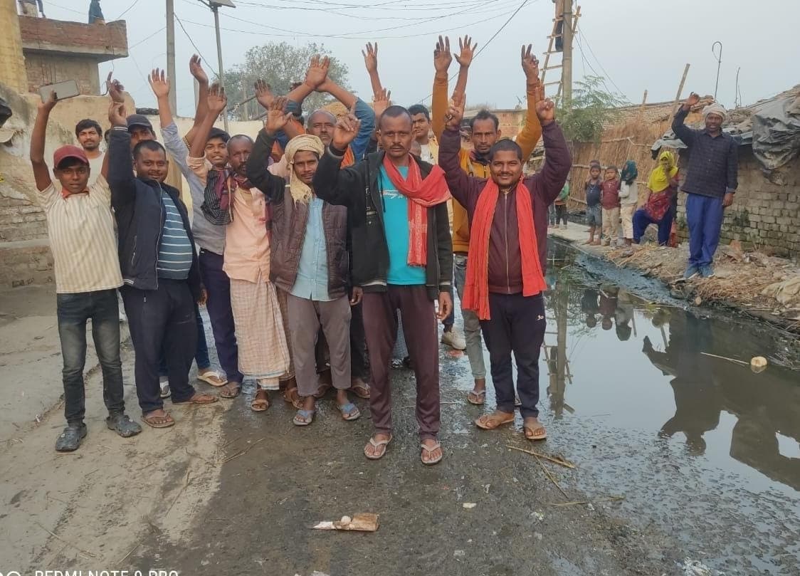 सड़क पर बह रहा नाले का पानी, उठ रही दुर्गंध