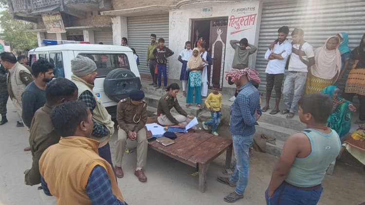 Nawada news : न्यायालय के आदेश पर आरोपित के घर पुलिस ने की कुर्की