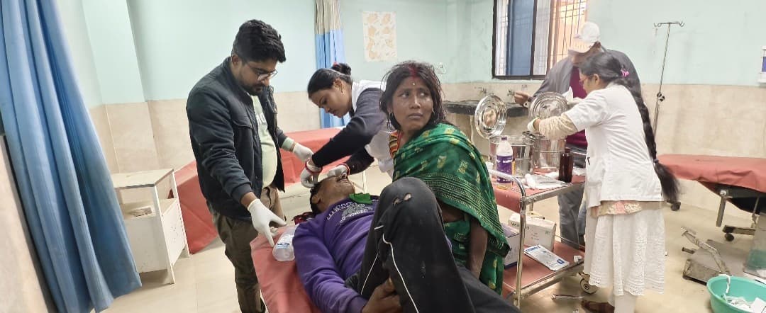 ई-रिक्शा पलटने से ससुर-दामाद जख्मी, ससुर की हालत गंभीर