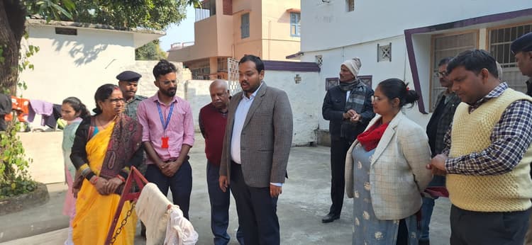 चिकित्सक की शिथिलता पर स्पष्टीकरण का दिया निर्देश