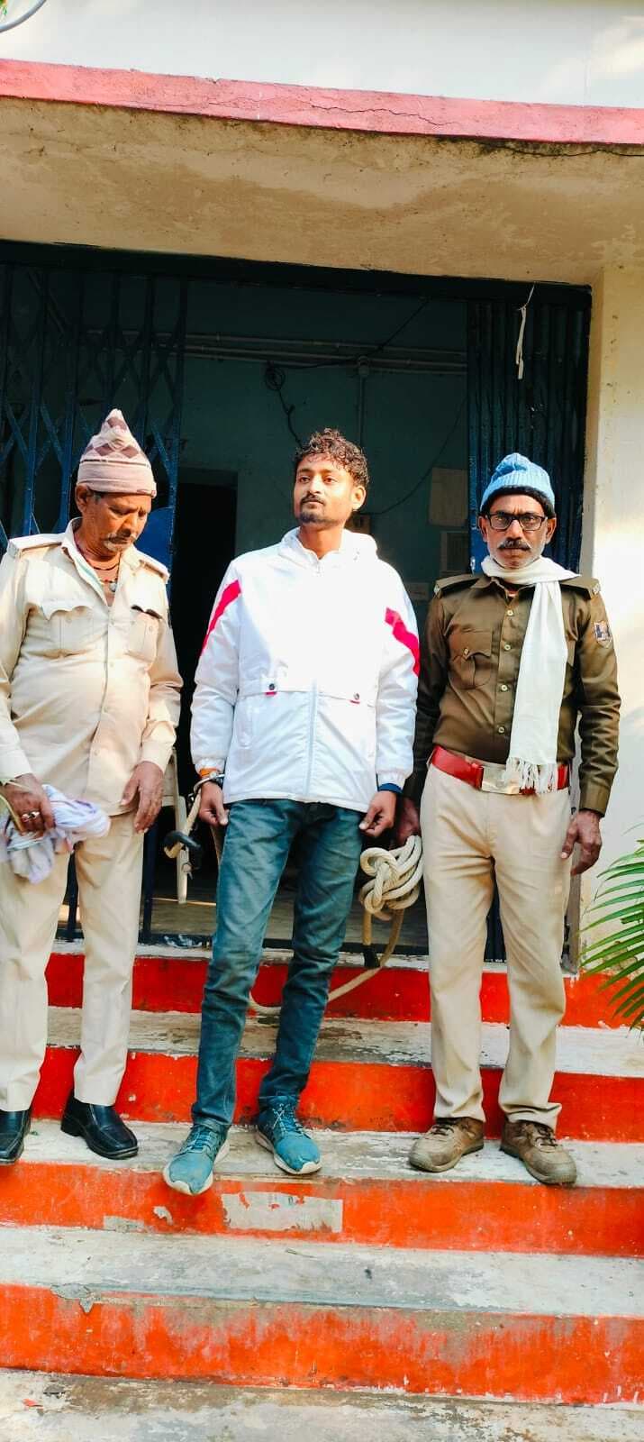 दहशत फैलाने के लिए युवक ने लहराया हथियार,हुआ गिरफ्तार