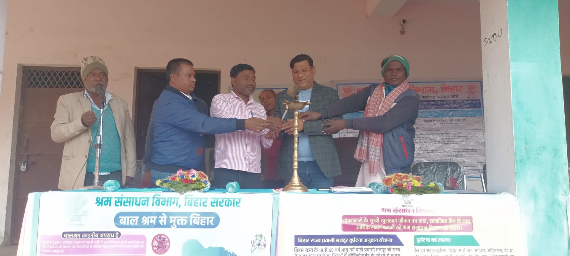 श्रम संसाधन विभाग की शिविर में बांटे गये लेबर कार्ड