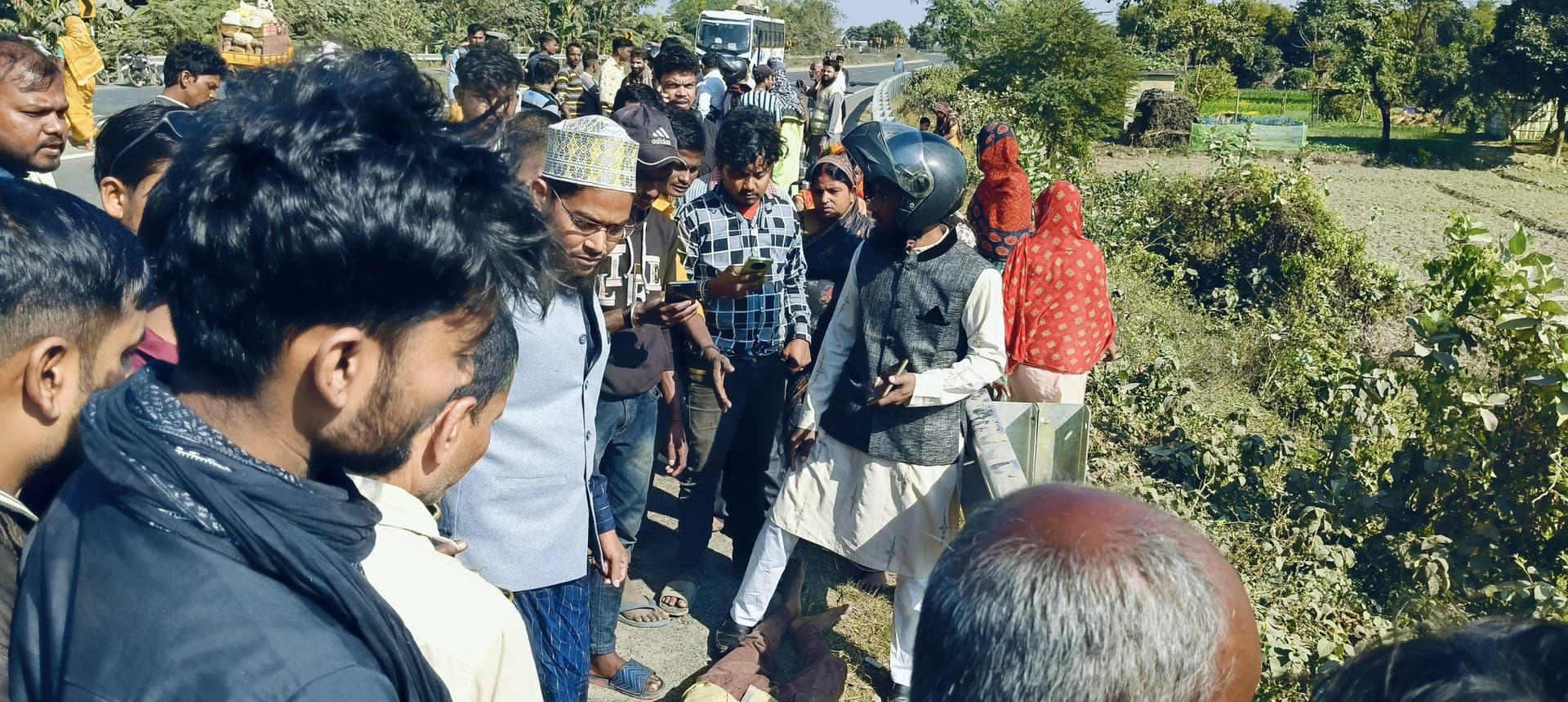 दो बाइक की टक्कर में तीन युवक गंभीर रूप से घायल
