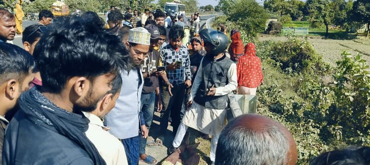 दो बाइक की टक्कर में तीन युवक गंभीर रूप से घायल