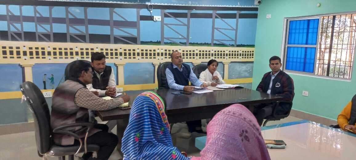 आंगनबाड़ी केंद्र भवन निर्माण को लेकर बीडीओ ने की बैठक, दिये निर्देश