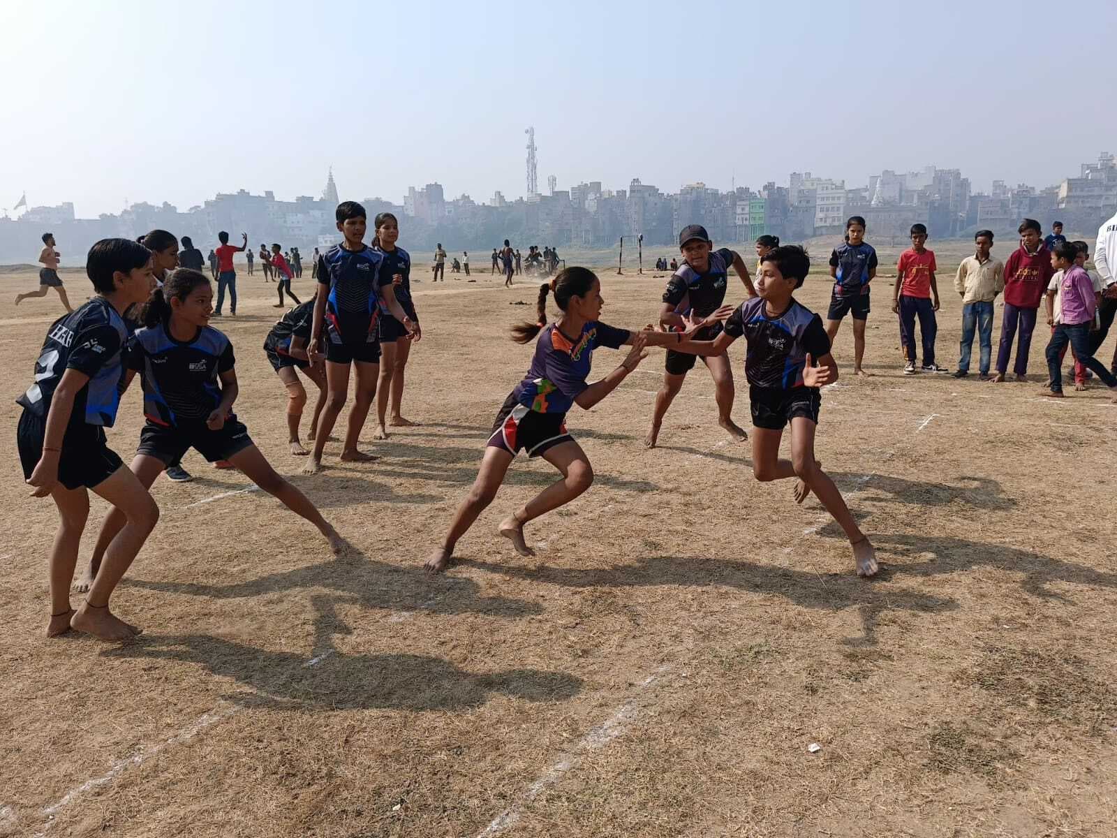 फैंसी बालिका कबड्डी में स्मॉल सेंटर ने मवि खगौर को हराया