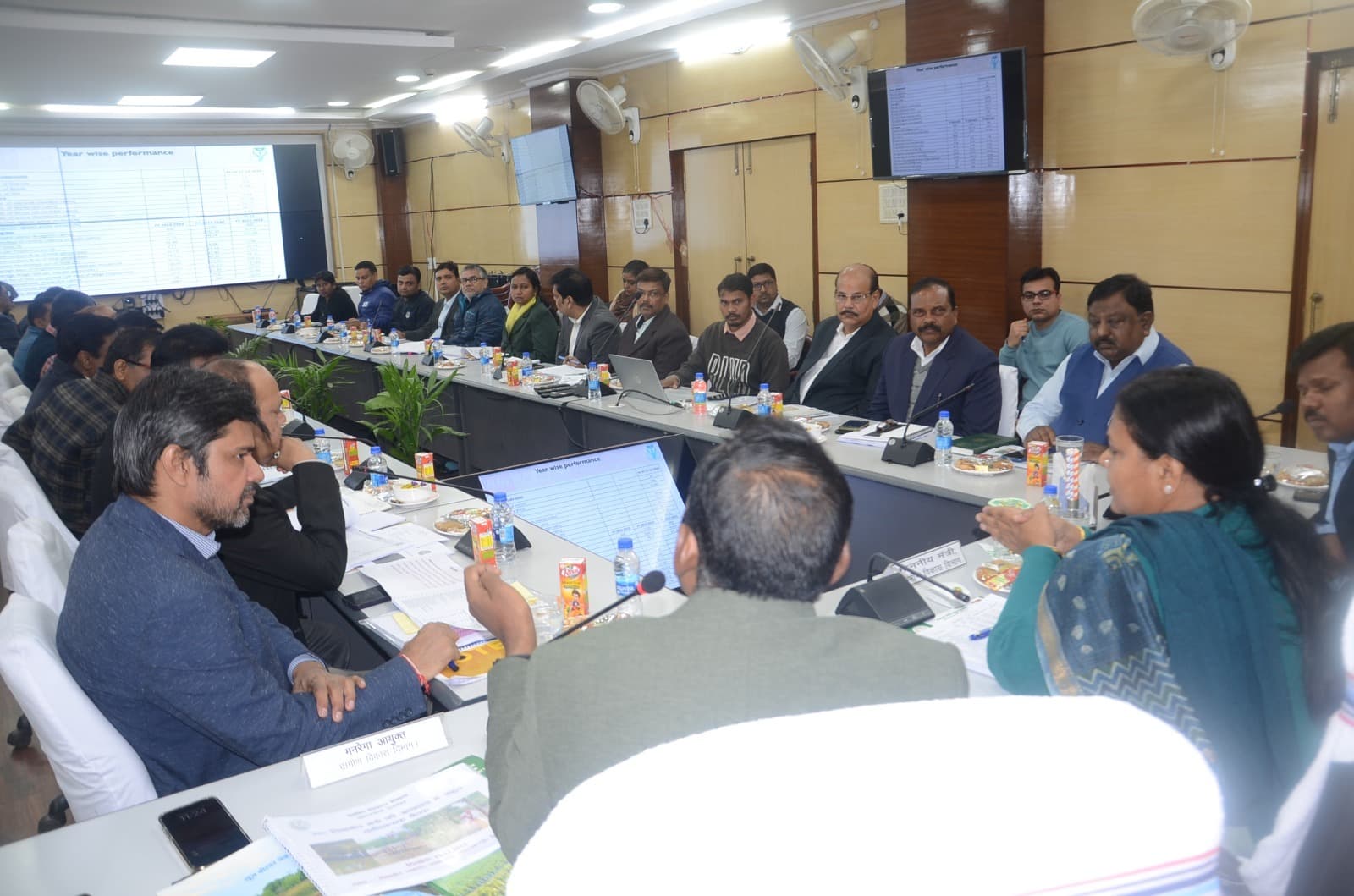 Political news : अबुआ आवास जल्द पूरा करें, मनरेगा का पैसा केंद्र से मांगा जायेगा : दीपिका