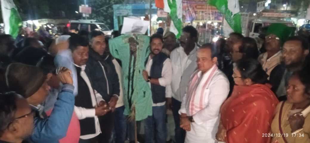 - कांग्रेसियों ने गृहमंत्री अमित शाह का पुतला फूंका