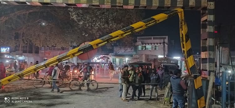 बंबू बैरियर ऑटो की ठोकर से क्षतिग्रस्त