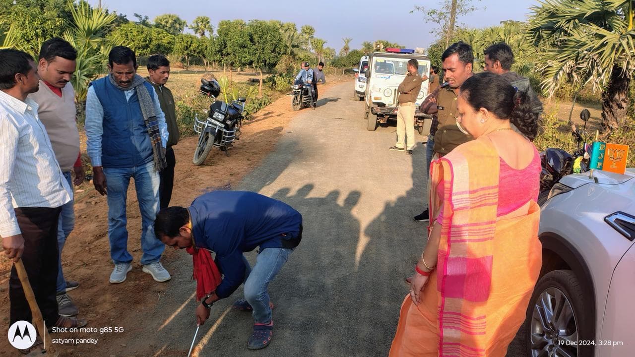 सड़क निर्माण का विधायक ने किया जांच, ग्रामीणों ने घटिया काम करने का लगाया आरोप