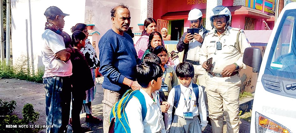 ट्रैफिक पुलिस ने नशे में धुत पूलकार चालक को पकड़ा