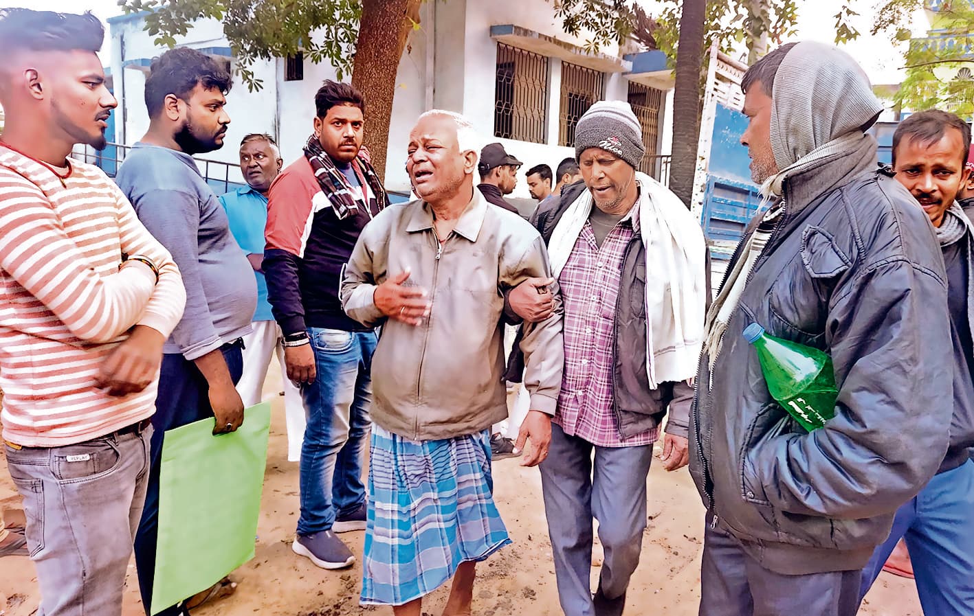 ट्रक ने बाइक सवार मामा-भांजा समेत तीन को रौंदा, एक की मौत