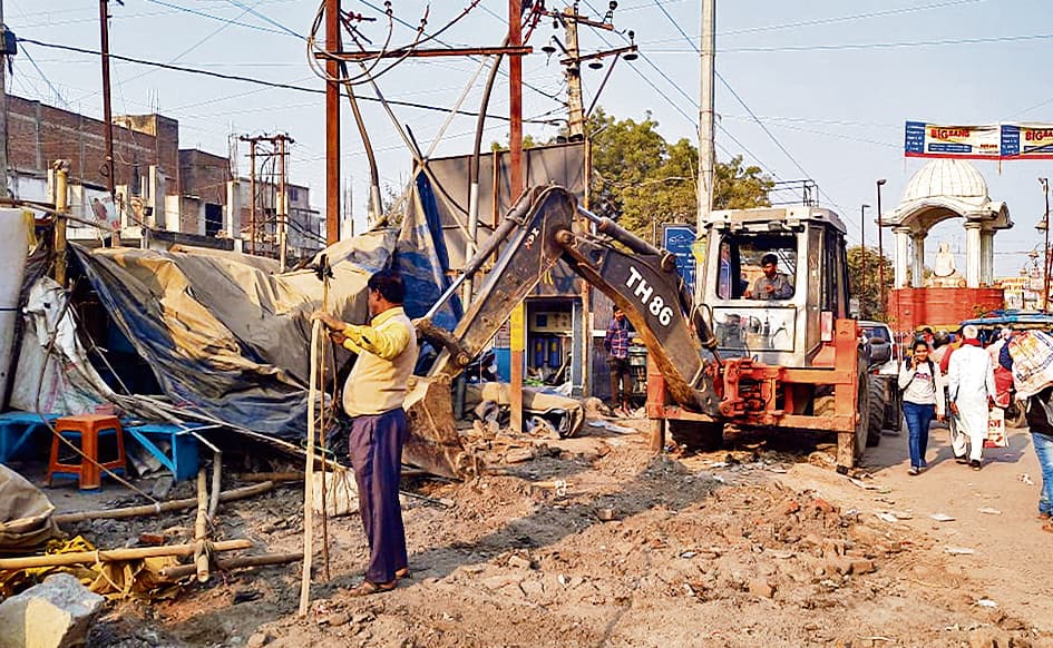 hajipur news. अतिक्रमण पर चला प्रशासन का डंडा, वाहन चालकों से वसूला गया 1.24 लाख रुपये जुर्माना