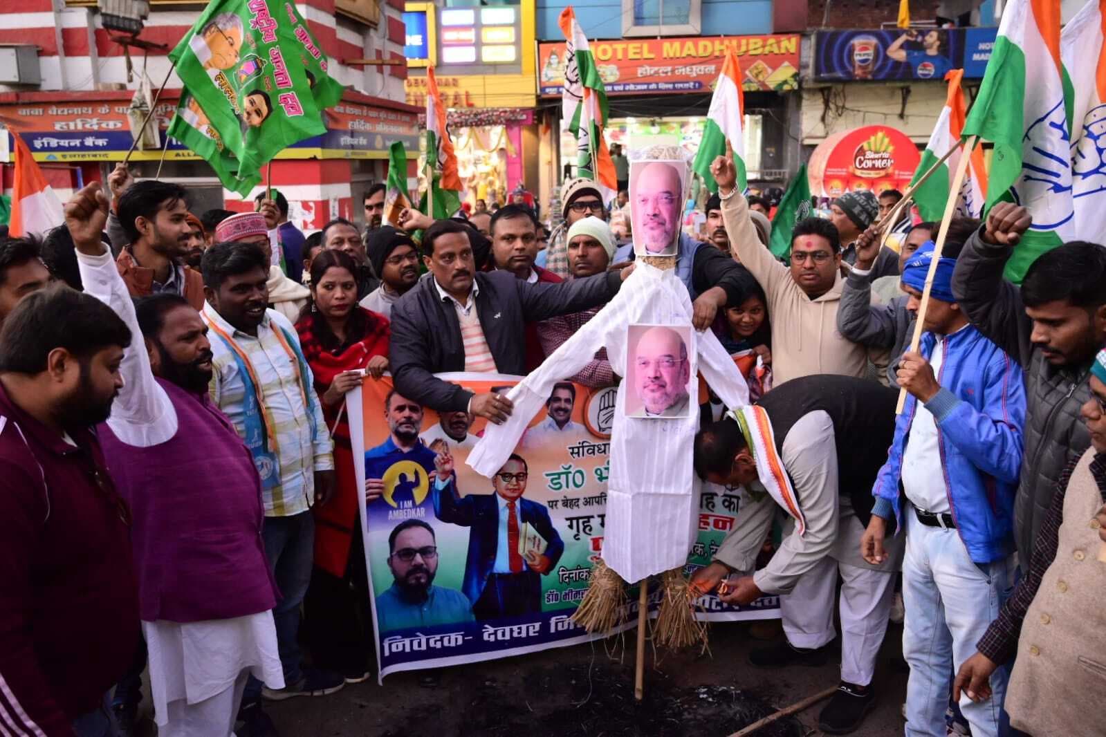 Deoghar News : कांग्रेस व राजद नेताओं ने केंद्रीय गृह मंत्री का पुतला फूंका