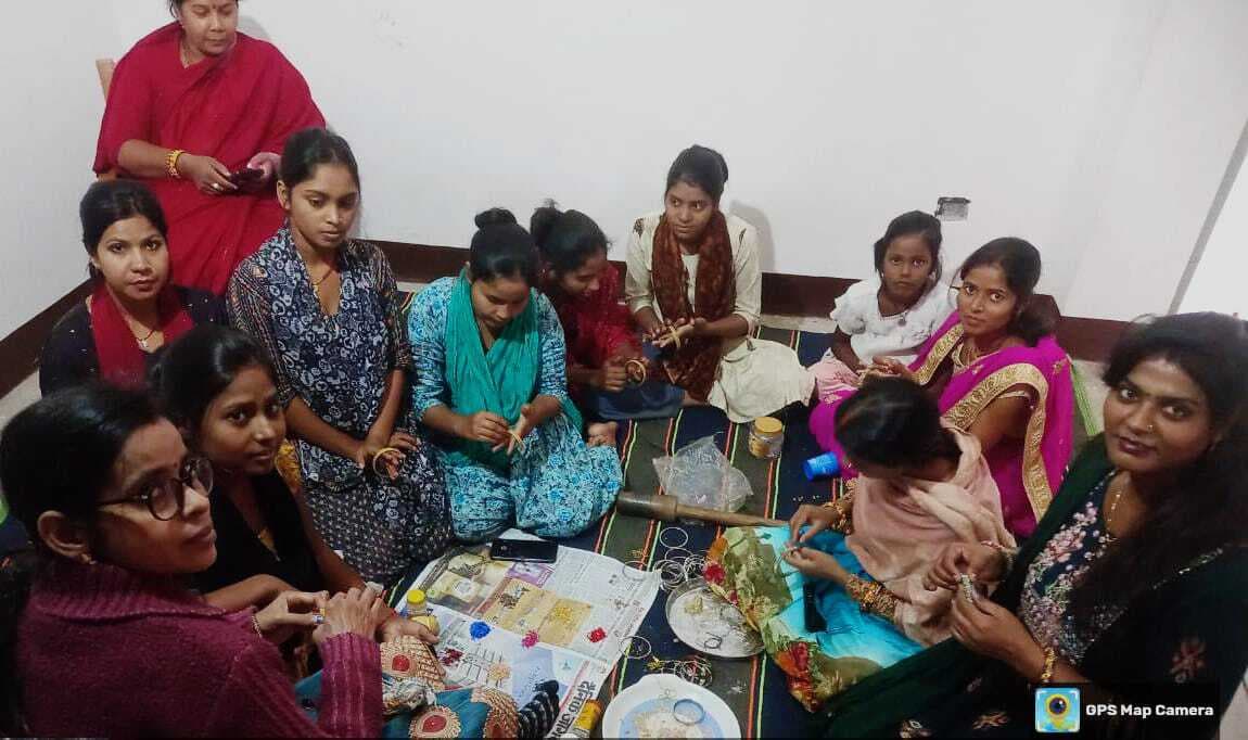 कृत्रिम आभूषण बना हुनर को निखार रहीं गांव की लड़कियां