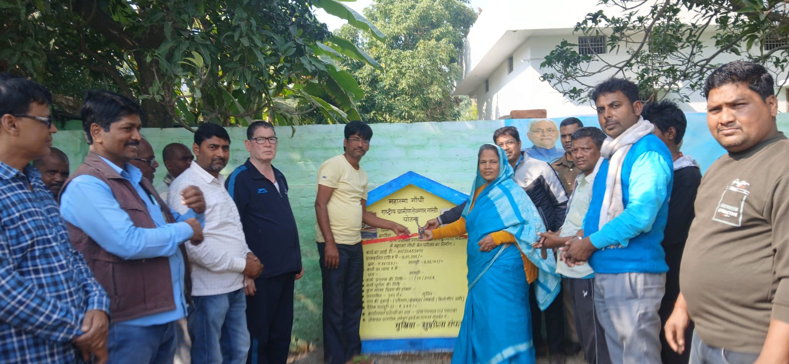 पसराहा गांव में खेल मैदान निर्माण के लिए मुखिया ने किया शिलान्यास