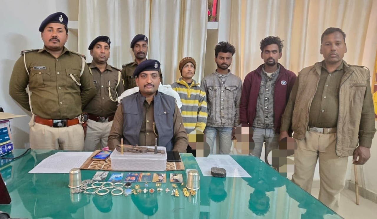 हथियार के साथ तीन अपराधी गिरफ्तार, आभूषण बरामद