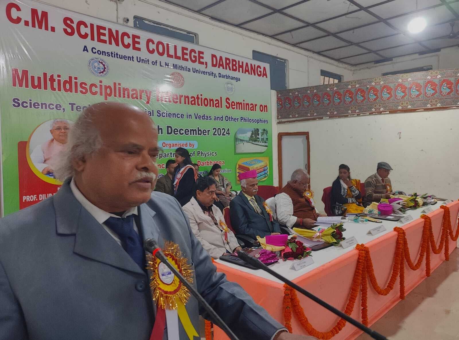 Darbhanga News: वर्तमान समय में हो रहे शोध कार्यों को वेद के सिद्धांतों से जोड़ने की आवश्यकता